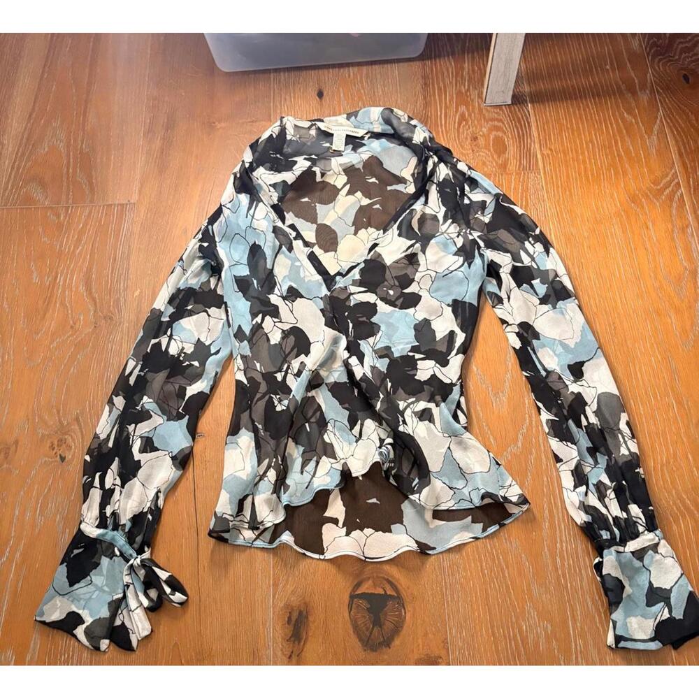 Diane von Furstenberg Blue Floral 100% Silk Blouse Elegant Parisian Chic Size 2